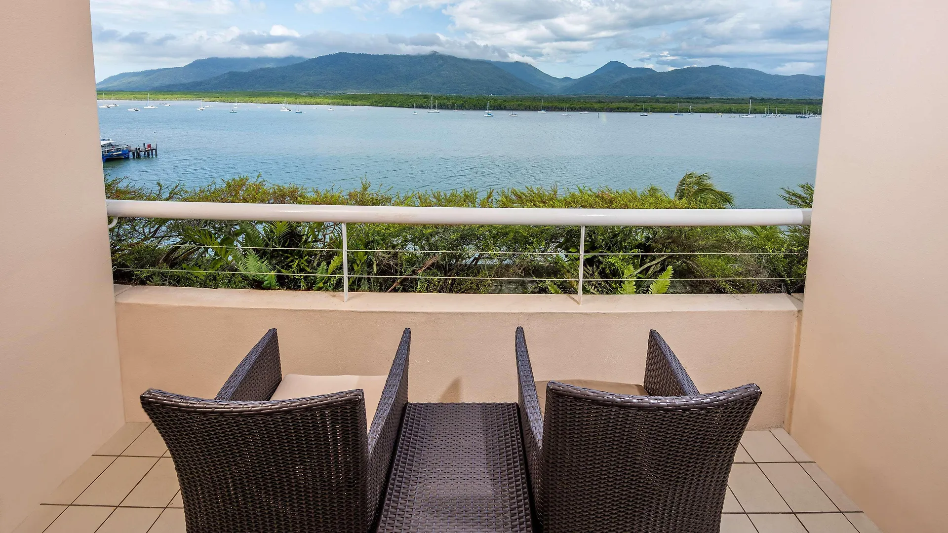 Hilton Cairns Hotel 5*,