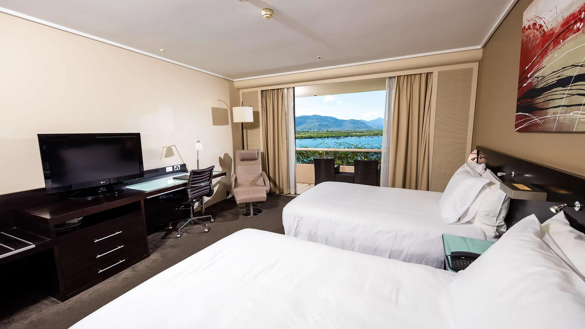 Hilton Cairns Hotel 5*,