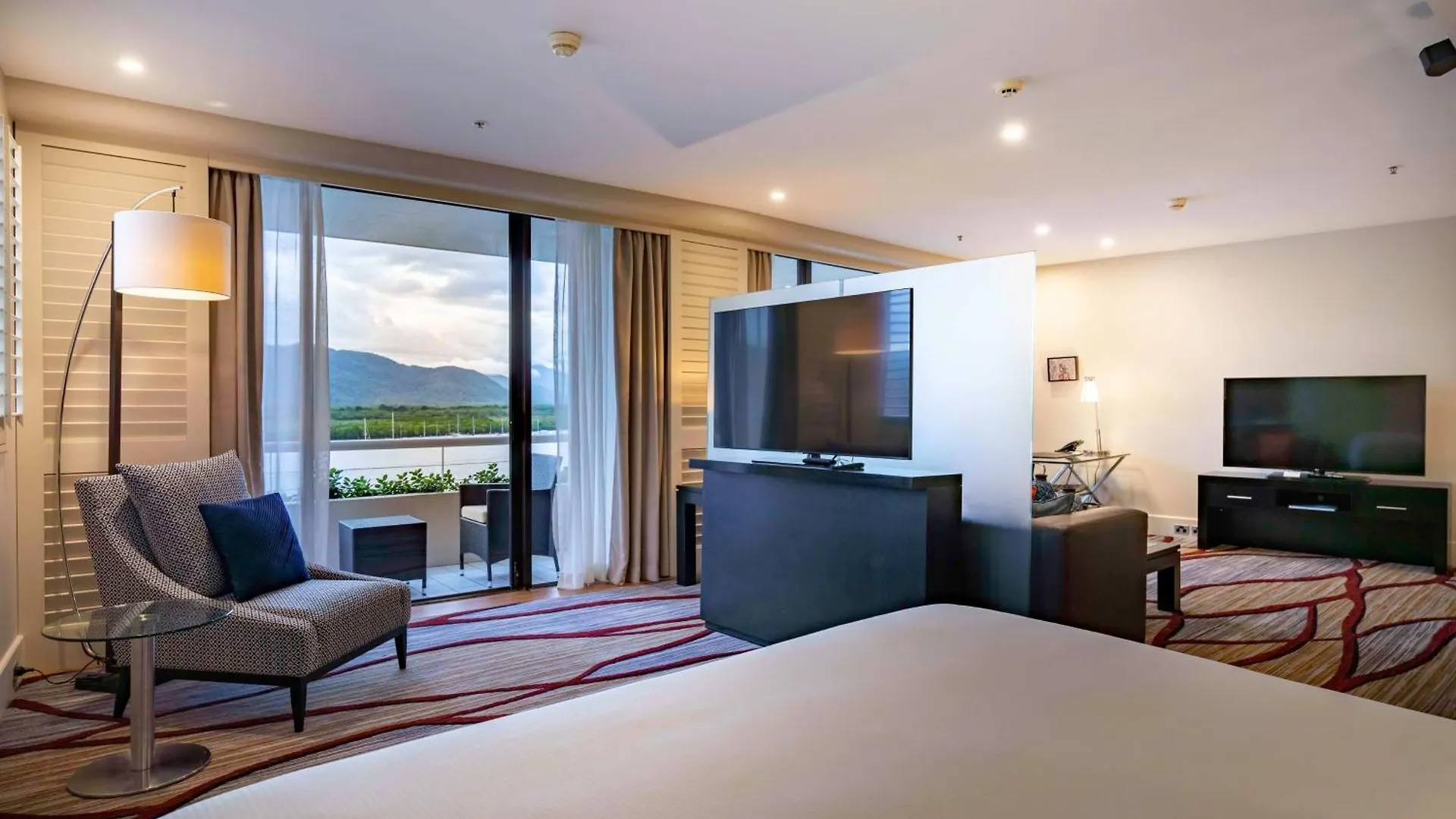 Hilton Cairns Hotel 5*,
