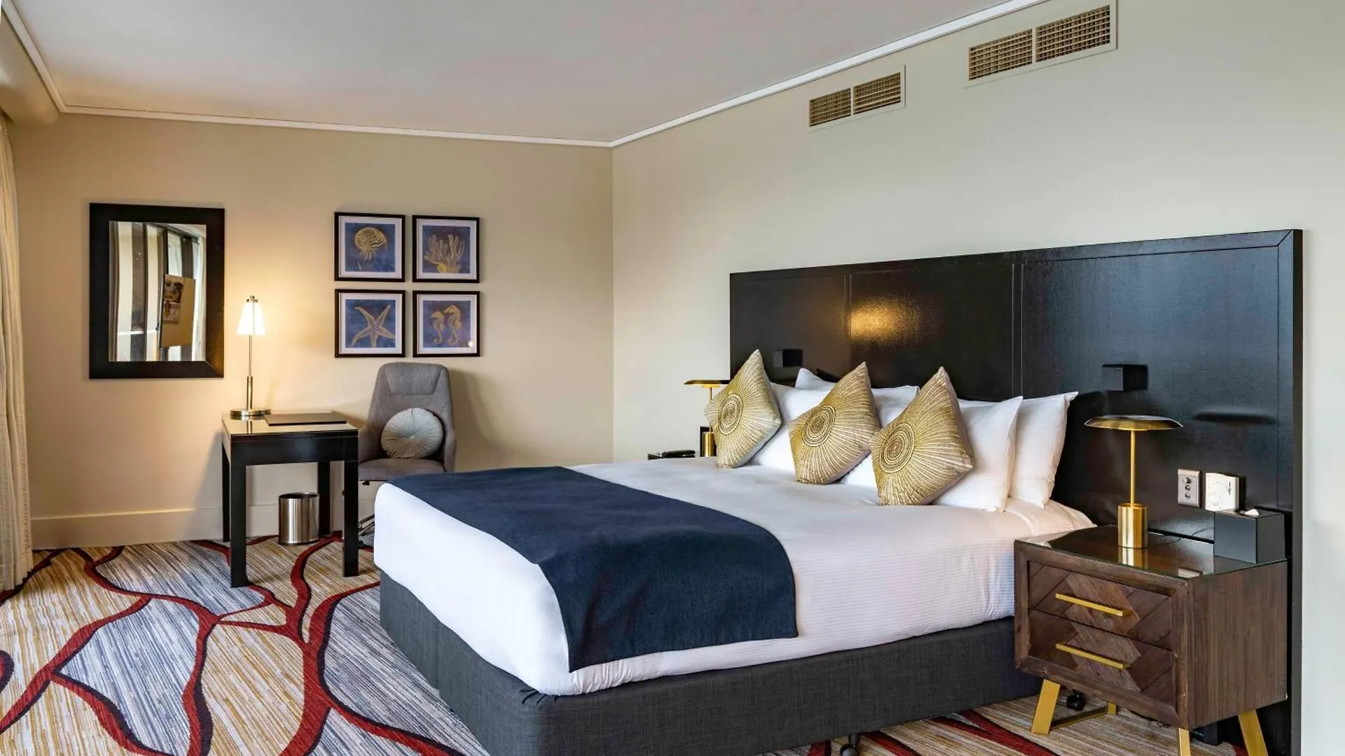 Hilton Cairns Hotel 5*,