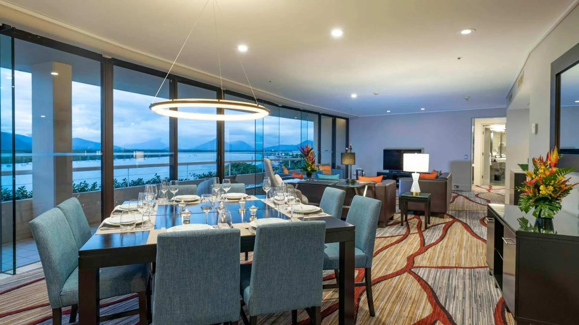 Hilton Cairns Hotel 5*,
